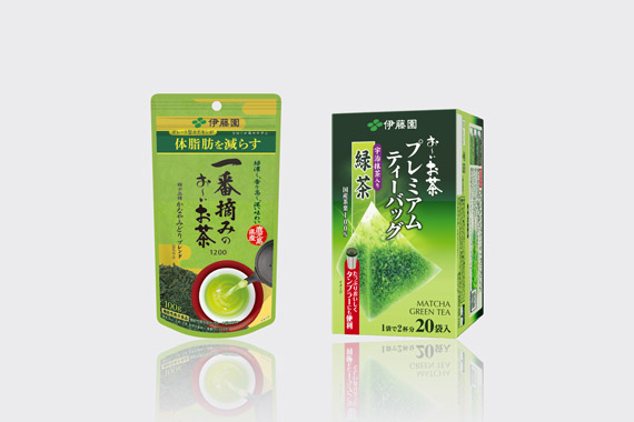 一番摘みのお～いお茶 1200 100g のパッケージと お～いお茶 プレミアムティーバッグ 宇治抹茶入り緑茶 20袋 の箱がひとつずつ並んでいる