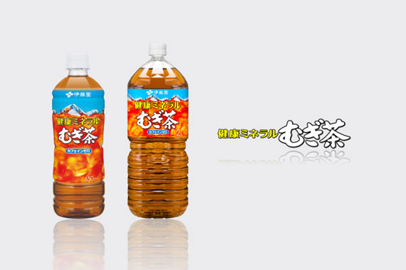 健康ミネラルむぎ茶 PET 2L、健康ミネラルむぎ茶 PET 600ml、健康ミネラルむぎ茶 缶 480gがそれぞれ1本ずつ並んでいる